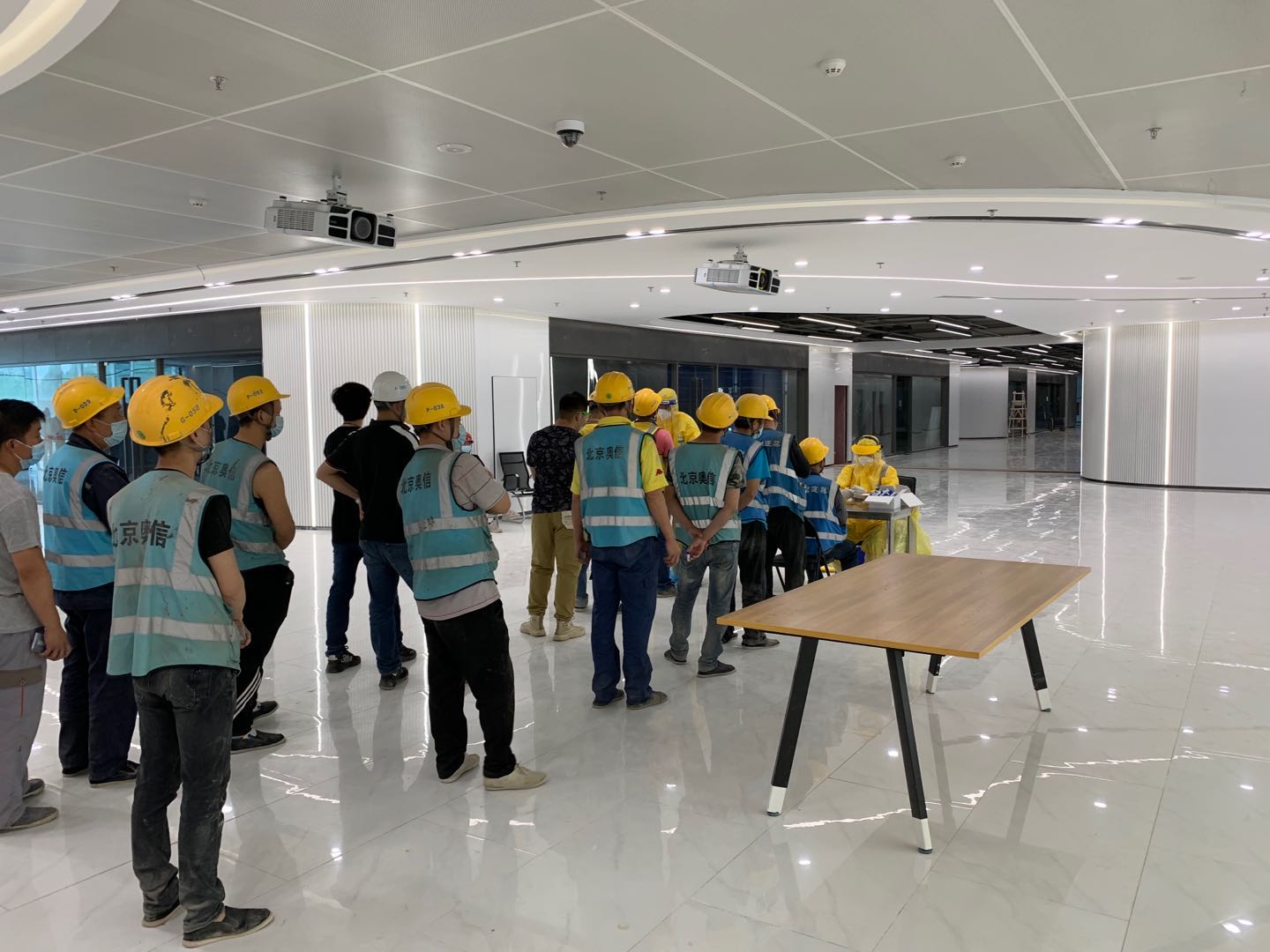 為加強疫情防控工作，公司組織項目部全體員工做核酸檢測